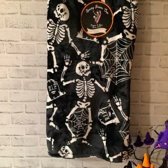 Spooky Girls Club Halloween 60” x 70” Skeleton Throw - Picture 4 of 6